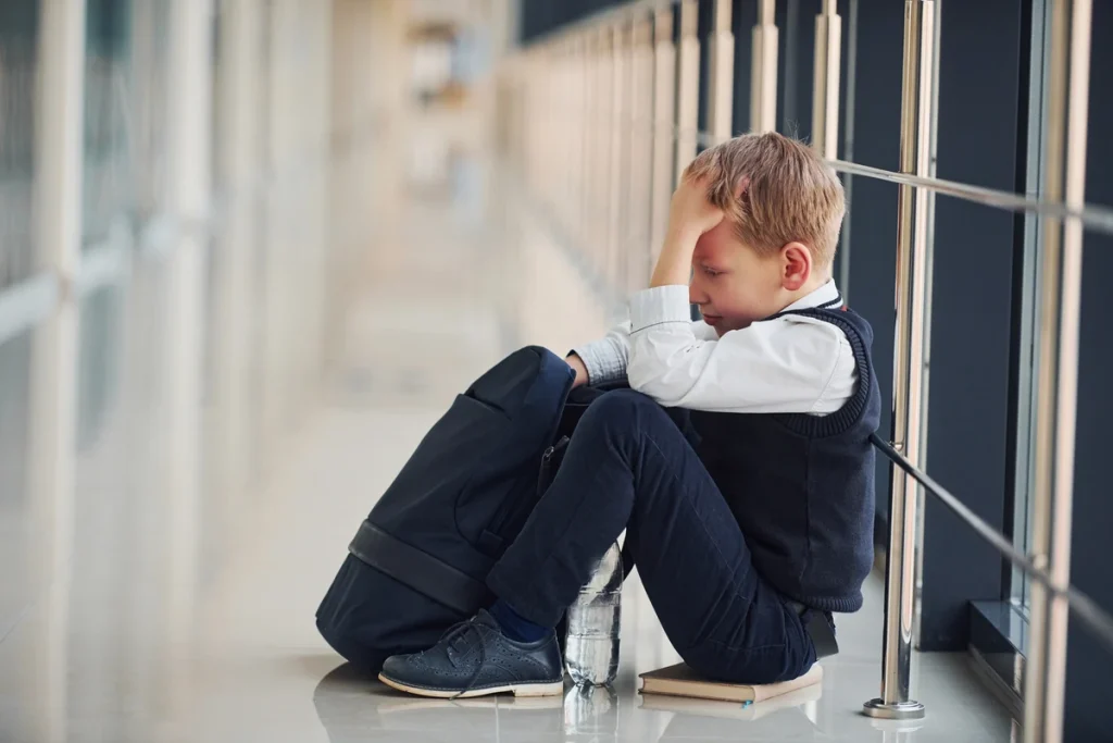 Enfant triste : les signes qui doivent alerter et comment réagir ?