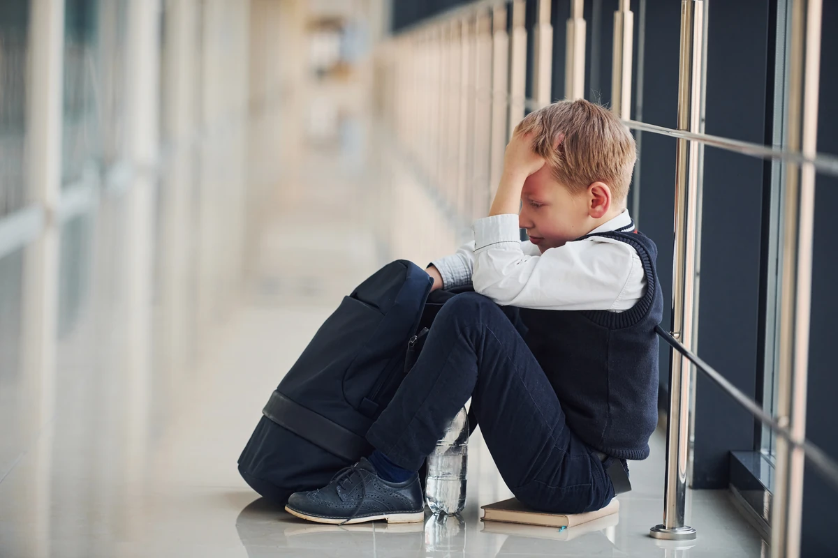 Enfant triste : signes d'alerte, comment réagir et consulter